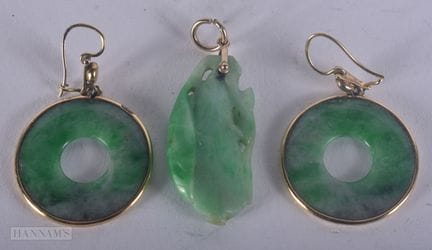 UNE PAIRE DE BOUCLES D'OREILLES EN JADEITE À MONTU