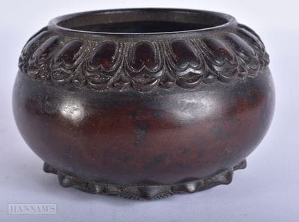 EIN CHINESISCHER BRONZE-RÄUCHERKELCH. 10 cm breit.