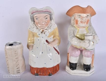 ZWEI STAFFORDSHIRE-KRÜGE MIT TOBY- bzw. FIGURENMOT