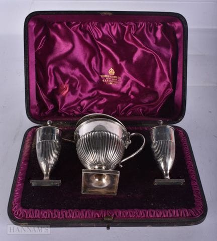 UN JUEGO ANTIGUO DE BOTELLAS DE PLATA CON ESTUCHE.
