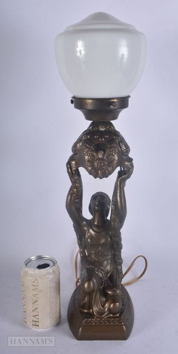 Une lampe de table Art déco en spelter représentan