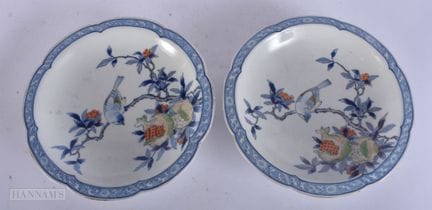 Ein Paar japanische Porzellanschalen mit Fuß aus d