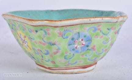A LATE 19TH CENTURY CHINESE FAMILLE ROSE PORCELAIN