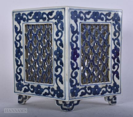 JARRÓN CHINO DE PORCELANA AZUL Y BLANCA CON MOTIVO