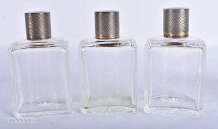 DREI ART-DECO-DUFTFLASCHEN AUS SILBER UND EMAILLE.