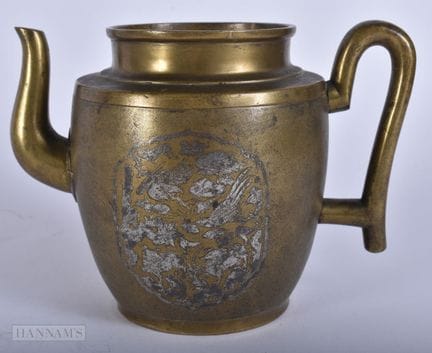 Una RARA tetera o jarra china de bronce con incrus