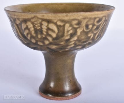 EINE CHINESISCHE CELADON-TASSE MIT FUSS. 11,5 cm b