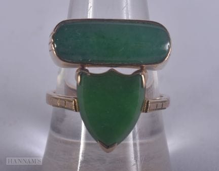 DEUX BAGUES EN JADE CHINOIS ET OR 9 CARATS. 7,6 gr