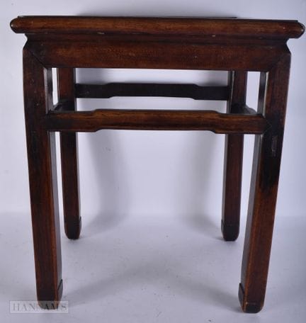 Un soporte chino del siglo XIX tallado en madera d