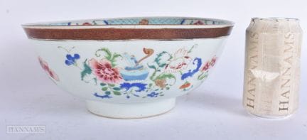 Un gran cuenco chino de porcelana «Famille Rose» d