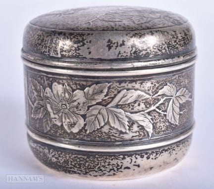 EINE SILBERNE SCHACHTEL MIT DECKEL. 75 Gramm. 5,75