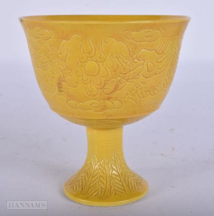 Taza de porcelana con pie, esmaltada en amarillo i