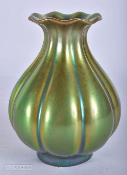 EINE STILVOLLE UNGARISCHE ZSOLNAY-VASE AUS PECS. 1