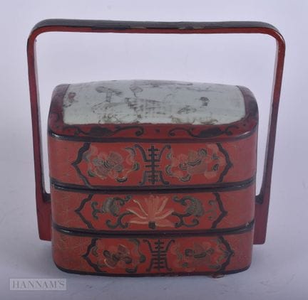 BOÎTE EMPILABLE CHINOISE EN LAQUE ROUGE AVEC COUVE
