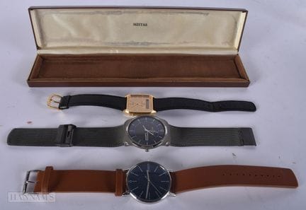 Un RELOJ DE MUÑECA SEIKO junto con otros dos. Sin 