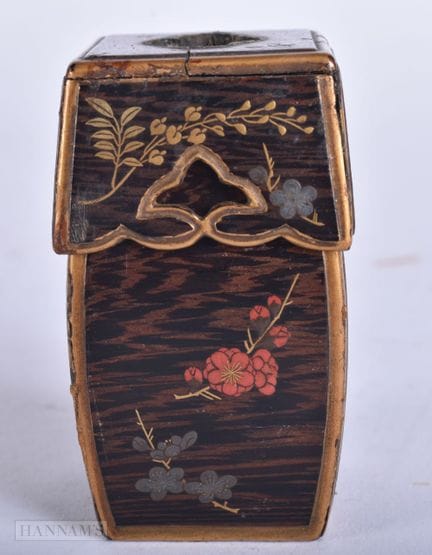 Caja japonesa antigua lacada con motivos florales.