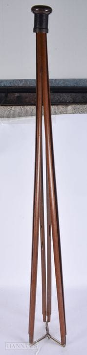 UN TRÍPODE PARA CÁMARA. 100 cm de altura.