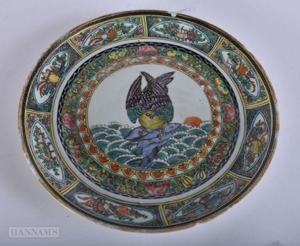 Un plato chino de porcelana «Famille Rose» del sig