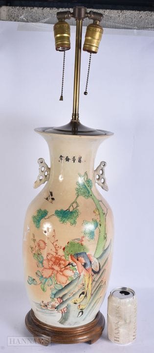 Una gran lámpara de porcelana china decorada con u