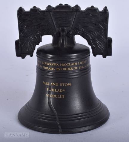 UN INSÓLITO MODELO DE CAMPANA DE BASALTO NEGRO DE 