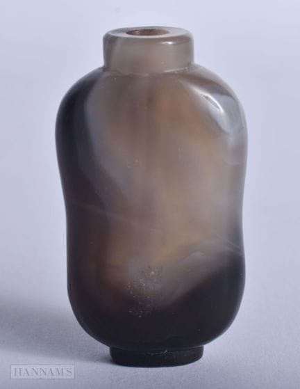 A CHINESE QING DYNASTY CARVED AGATE SNUFF BOTTLE. 