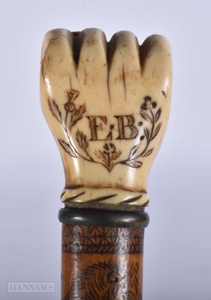Ein wunderschöner, mit Scrimshaw verzierter Spazie