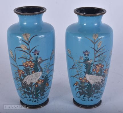 UNE PAIRE DE VASES JAPONAIS EN ÉMAIL CLOISONNÉ DE 