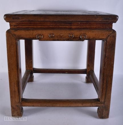 SOPORTE CHINO DE MADERA TALLADA DE FORMA CUADRADA 