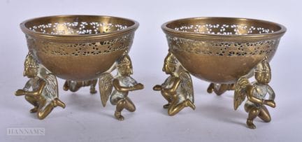 EIN PAAR INDIANISCH-TIBETISCHE BRONZE-RAUCHFÄSSER 