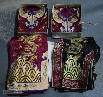 VIER CHINESISCHE SEIDENROBEN MIT DRACHENSTICKEREIE