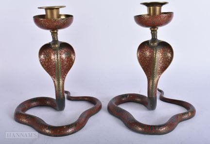 UN PAR DE CANDELABROS INDIOS DE BRONCE ESMALTADO C