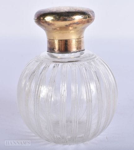 EINE ANTIKE, MIT SILBER VERZIERTE PARFÜMFLASCHE. 9