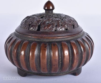 EIN CHINESISCHER BRONZERÄUCHERFASS MIT DECKEL. 9,5