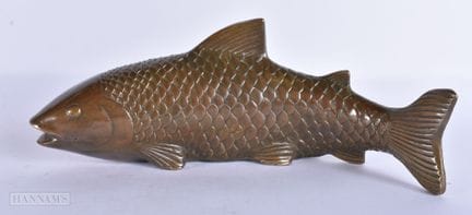 EIN CHINESISCHER BRONZEFISCH. 25 cm breit.