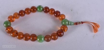 Una pulsera china de jadeíta y ámbar. 22 cm de lar