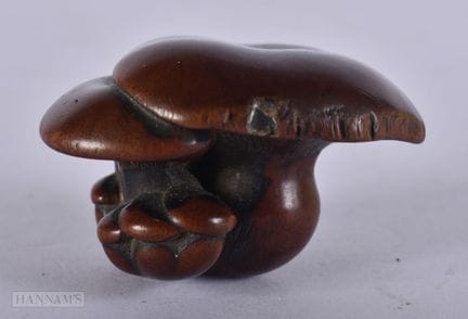 UN PRECIOSO CONJUNTO DE SETAS DE MADERA TALLADA DE