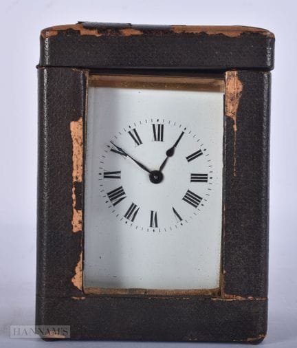 RELOJ DE CARRUAGE DE LATÓN CON CAJA DE CUERO. En f