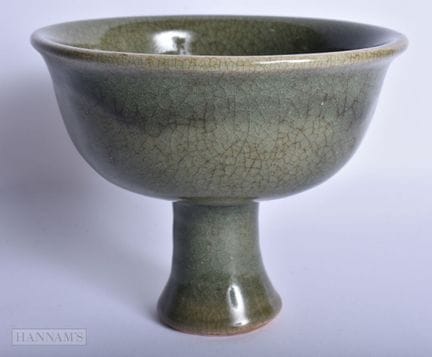 UNA TAZA CHINA DE CELADÓN CON PIE. 11,5 cm de anch