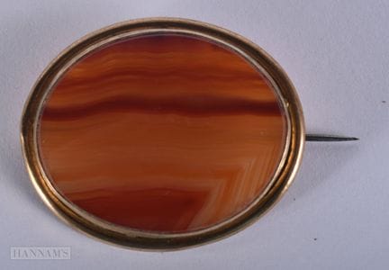 AN ANTIQUE AGATE BROOCH. 4.5 cm x 3.75 cm.