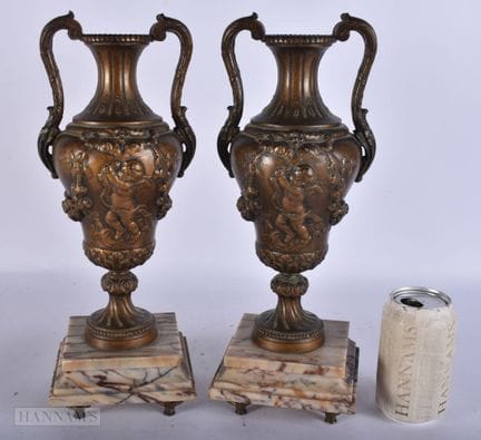 Par de urnas de spelter patinado con dos asas, dec