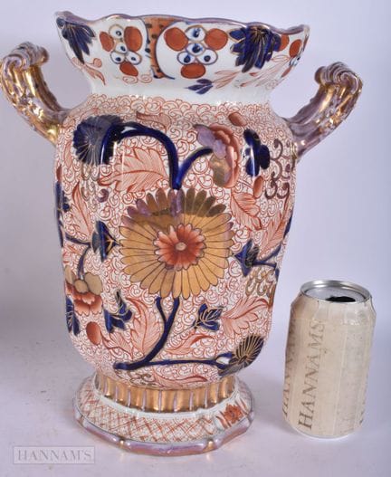EINE IRONSTONE-VASE IM REGENCY-STIL MIT ZWEI GRIFF