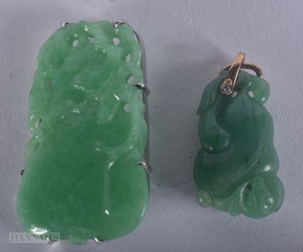 DEUX PENDENTIFS/BROCHES EN JADEITE À MONTURE EN OR