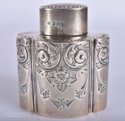 UNA CAJA DE TÉ DE PLATA ANTIGUA. 68 gramos. 8,5 cm
