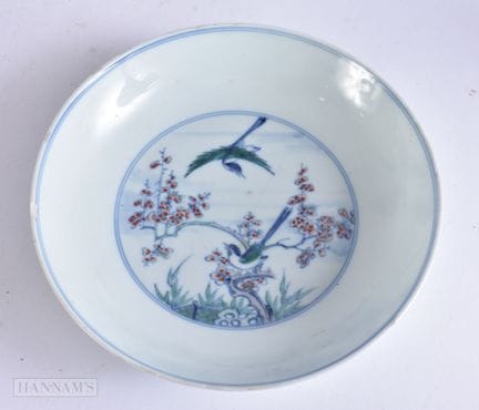 A RARE 17TH CENTURY CHINESE DOUCAI PORCELAIN DISH 