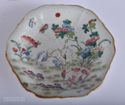PLATO CON PEDESTAL DE PORCELANA CHINA «FAMILLE ROS