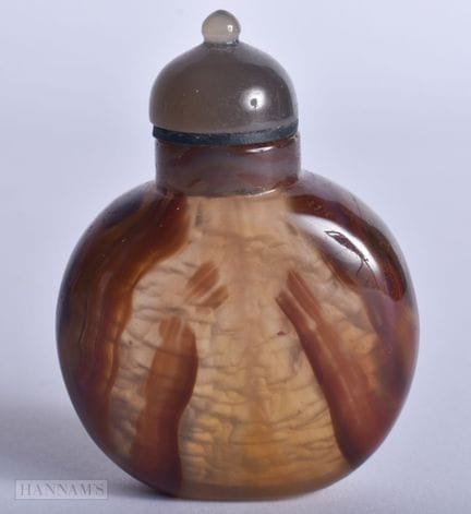 A CHINESE QING DYNASTY CARVED AGATE SNUFF BOTTLE A