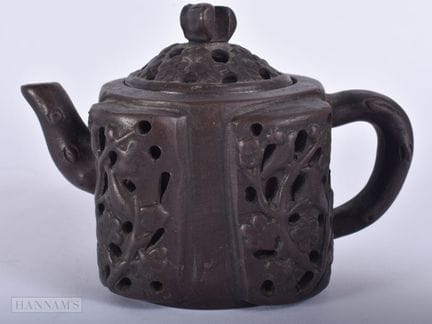 THÉIÈRE ET COUVERCLE EN CÉRAMIQUE CHINOISE D'YIXIN