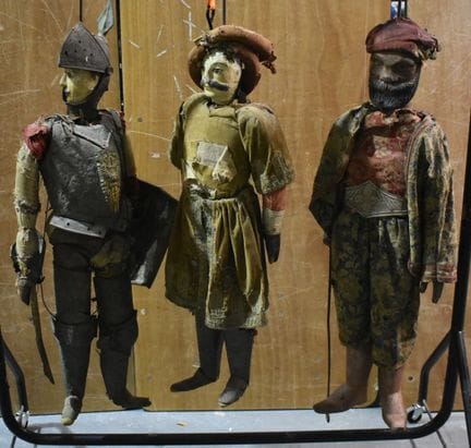 EIN SCHÖNES SET AUS DREI HOLZPUPPEN DER VOLKSKUNST
