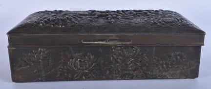 Eine japanische Zigarettendose aus Spelter aus der