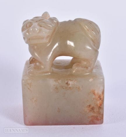 EIN CHINESISCHES QING-DYNASTIE-GRAUROTES JADE-TIER